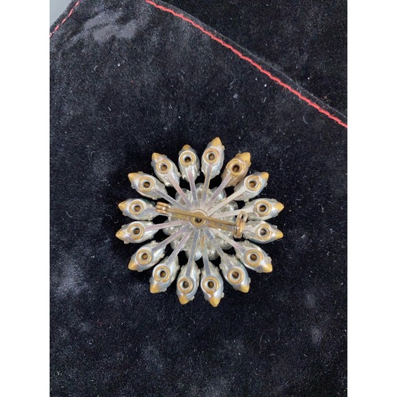 VTG Emerald Green Floral Rhinestone Brooch 1.5" x 1.5" x .25" - Picture 3 of 3